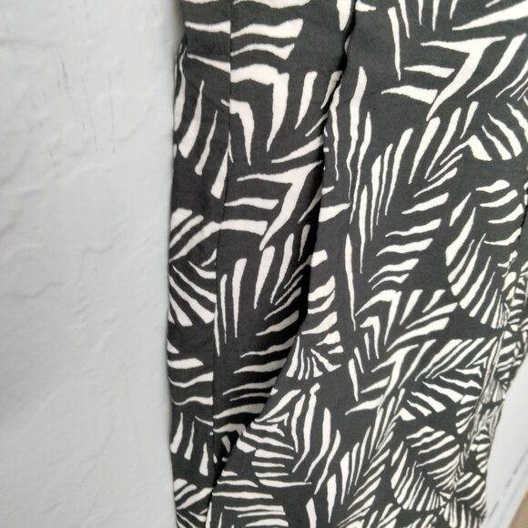 Ann Taylor LOFT Tropical Palm Print Wrap Romper Shorts Black White Sleeveless 6 - Picture 5 of 16